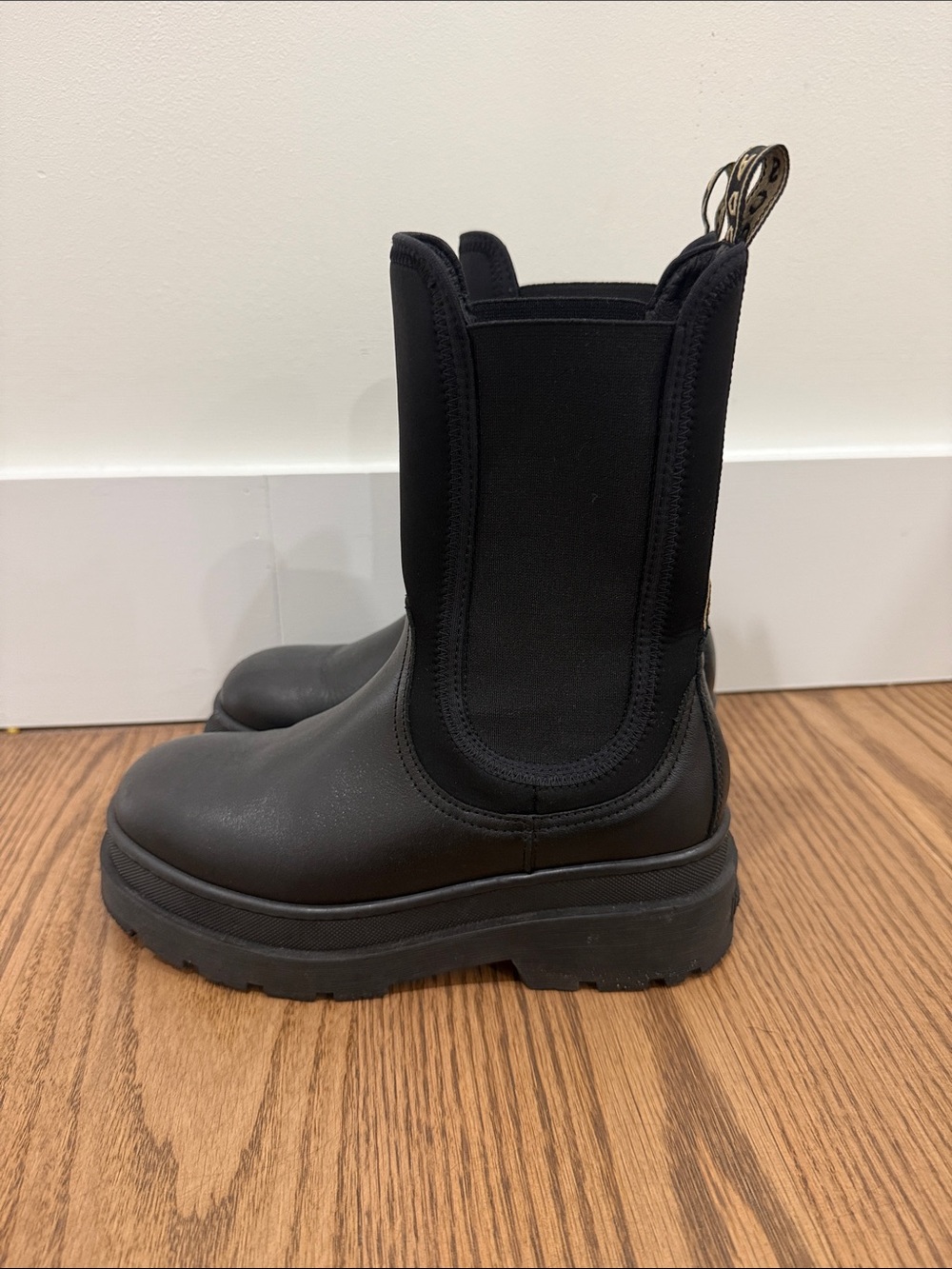 Scotch & Soda Black Leather Platform Chelsea Boots with Tan Pull Tabs